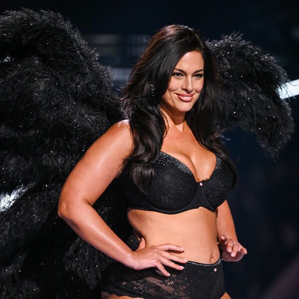 SMELO, HRABRO I VRELO! Spremna na rizik - boginja lepote u centru pažnje dok sa VIŠKOM u VEŠU hoda pred NARODOM