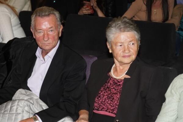 DA LI ZNATE ČIJI SU OVO RODITELJI? Zbog njihove ćerke GORI BEOGRAD - bivši zet ih osramotio, a novi je dosta MLAĐI