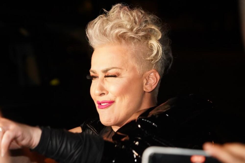 LJUDI JOJ GLEDAJU U LICE I TRLJAJU OČI! Sa 52 godine glavna tema NARODA - kako je moguće ovo?