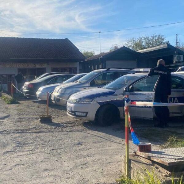 RUČNA BOMBA BAČENA NA LOKAL NA VIDIKOVCU! Prve slike sa mesta eksplozije, staklo i srča posvuda