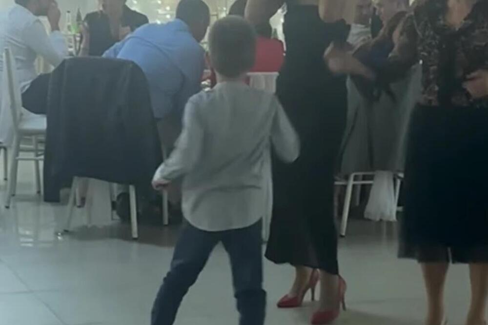 POGLEDAJTE OVE POKRETE RUKU I NOGU! Zbog mališana i Majkl Džekson bi se postideo! Talenat kakav se 1 rađa