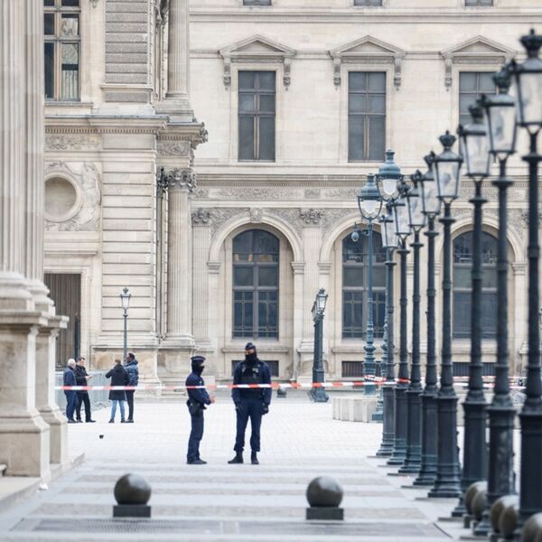 KLJUČNI TRAG ODAO PLJAČKAŠE IZ LUVRA: Ovako su pali osumnjičeni za KRAĐU VEKA, klupko se odmotalo nakon OVOGA!