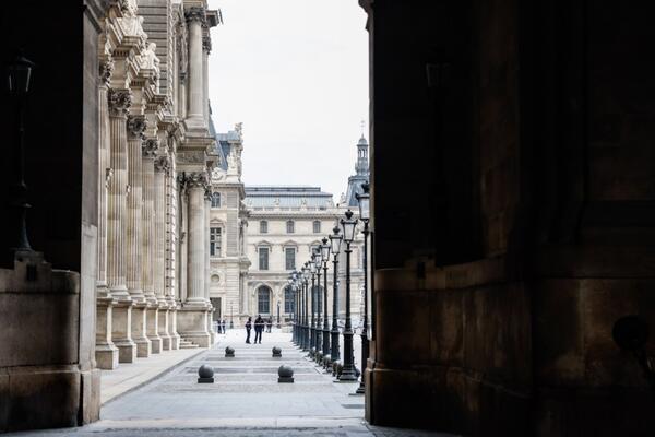 FILMSKA PLJAČKA LUVRA ŠOKIRALA SVET, A ON JE SAMO POSLEDNJA META: Iza krađe predmeta vrednih MILIONA SE KRIJE OVO?!