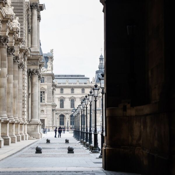 FILMSKA PLJAČKA LUVRA ŠOKIRALA SVET, A ON JE SAMO POSLEDNJA META: Iza krađe predmeta vrednih MILIONA SE KRIJE OVO?!