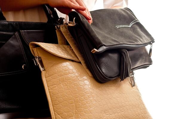 Kupila je Zara torbicu u second hand šopu, a onda je prmetila mali džep: Kada je zavukla ruku i napipala ga..