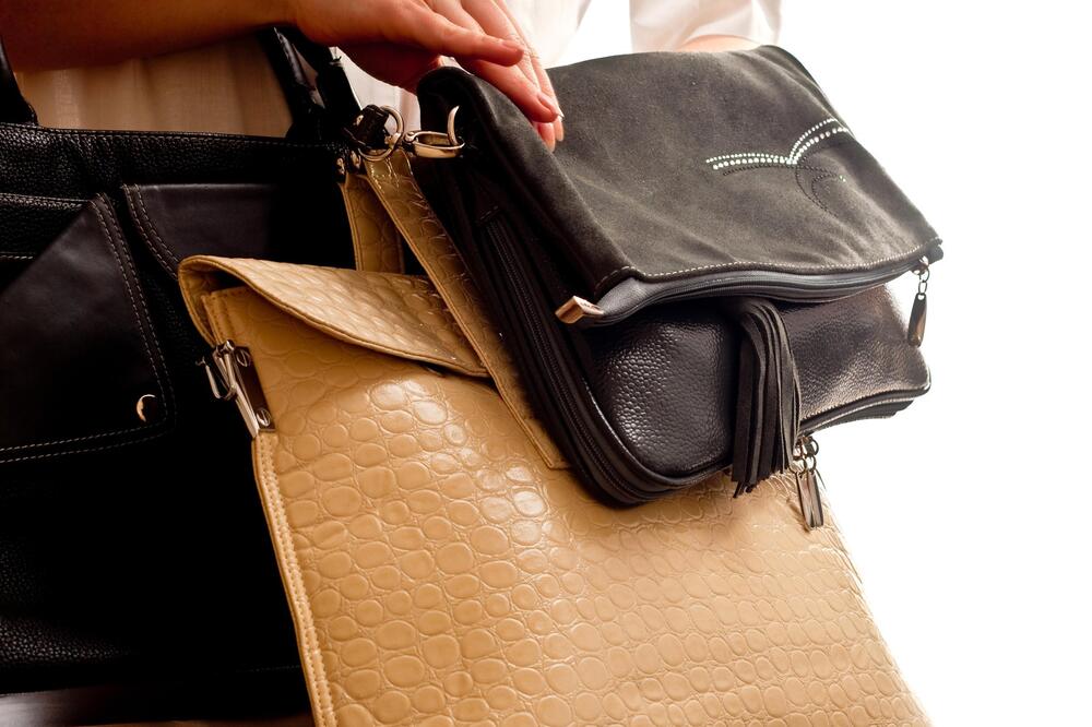 Kupila je Zara torbicu u second hand šopu, a onda je prmetila mali džep: Kada je zavukla ruku i napipala ga..