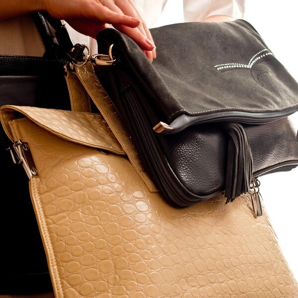 Kupila je Zara torbicu u second hand šopu, a onda je prmetila mali džep: Kada je zavukla ruku i napipala ga..