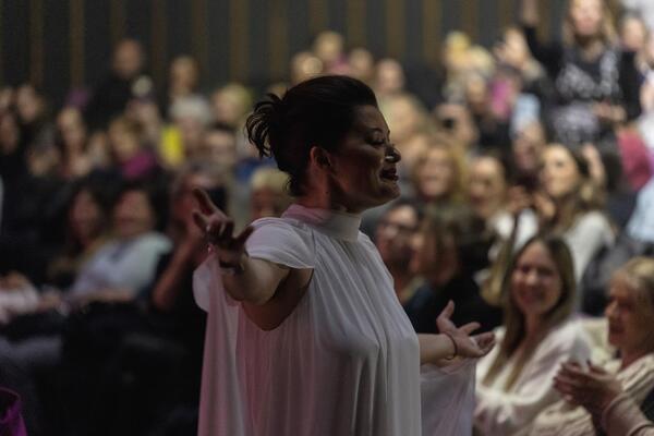 MAJA MILINKOVIĆ OBJAVILA NOVU FADOLINKU “POTKUPLJUJEM SAMOĆU”: Spoj portugalskog bola i bosanske nežnosti