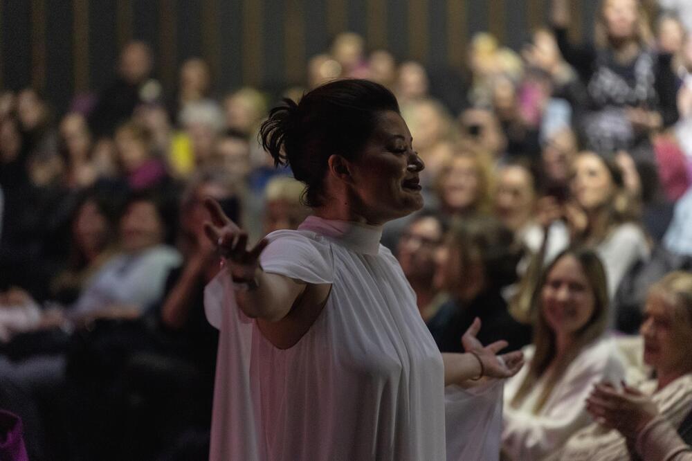 MAJA MILINKOVIĆ OBJAVILA NOVU FADOLINKU &ldquo;POTKUPLJUJEM SAMOĆU&rdquo;: Spoj portugalskog bola i bosanske nežnosti