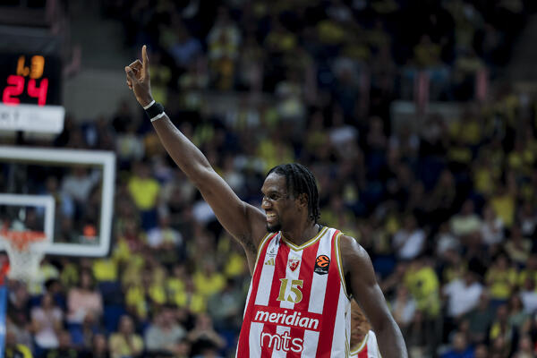 Ebuka Izundu u kolicima na aerodromu!