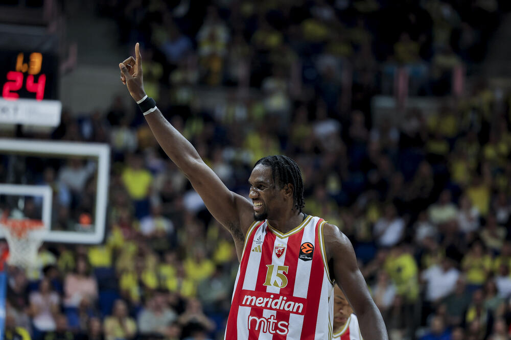 Ebuka Izundu u kolicima na aerodromu!