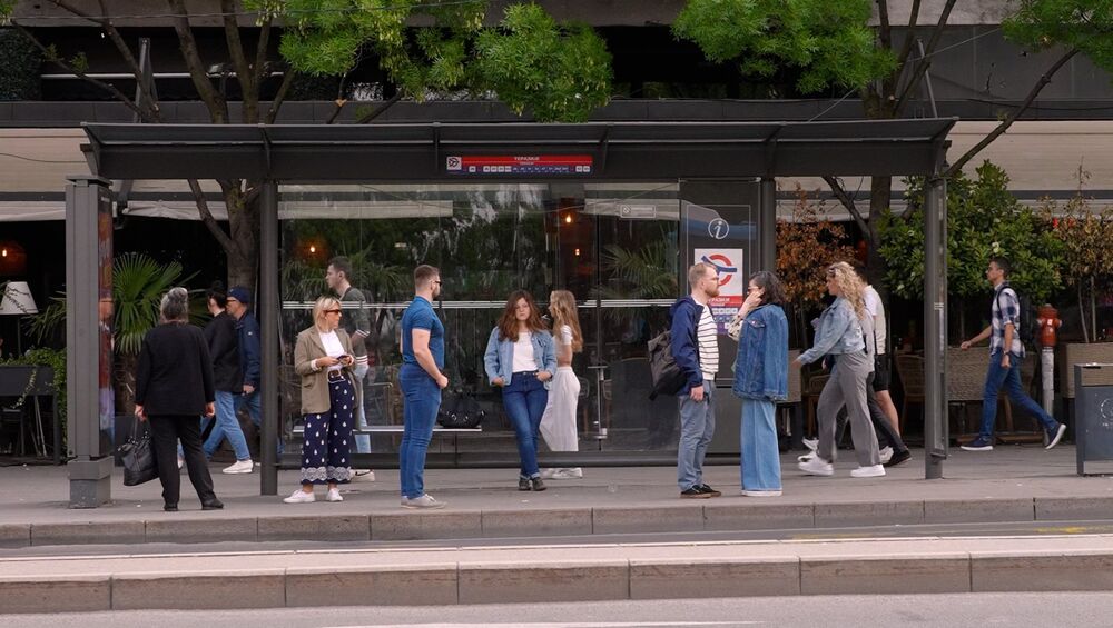 Ljudi čekaju autobus