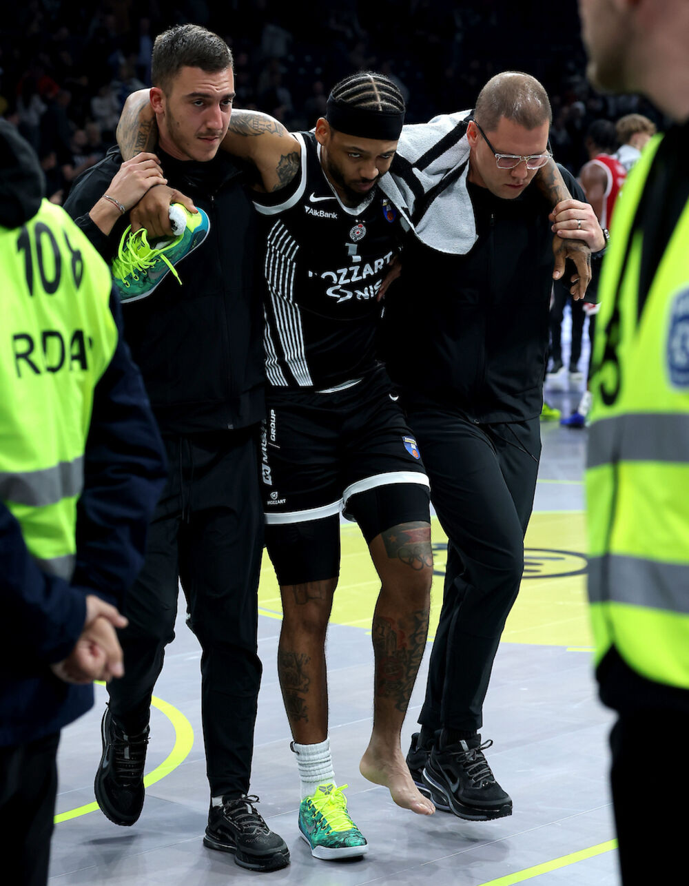 Trenutak kada je Karlik Džons izašao iz sa parketa zbog povrede