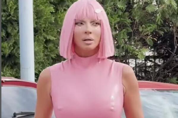 ISPOD SEVALA NEVALJALA STVAR! Karleuša se uvukla u LATEKS, pa pokazala šta radi "nevaljala Barbika"