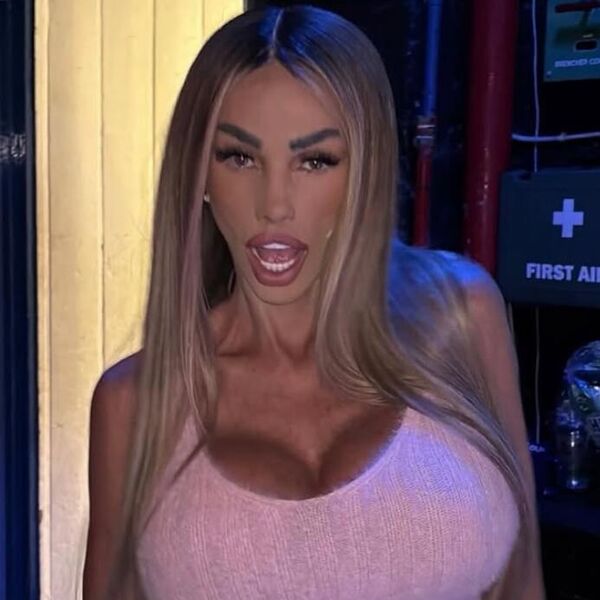 ČELO PUNO KVRŽICA, LJUDI JOJ PIŠU DA JE "NAKAZA"! Starleta ima NOVU FACU - DALA BABA 2 DINARA DA UĐE U KOLO, A...