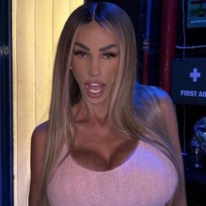 ČELO PUNO KVRŽICA, LJUDI JOJ PIŠU DA JE "NAKAZA"! Starleta preterala sa korekcijama - OD MAJKE PRIRODE NEMA NI