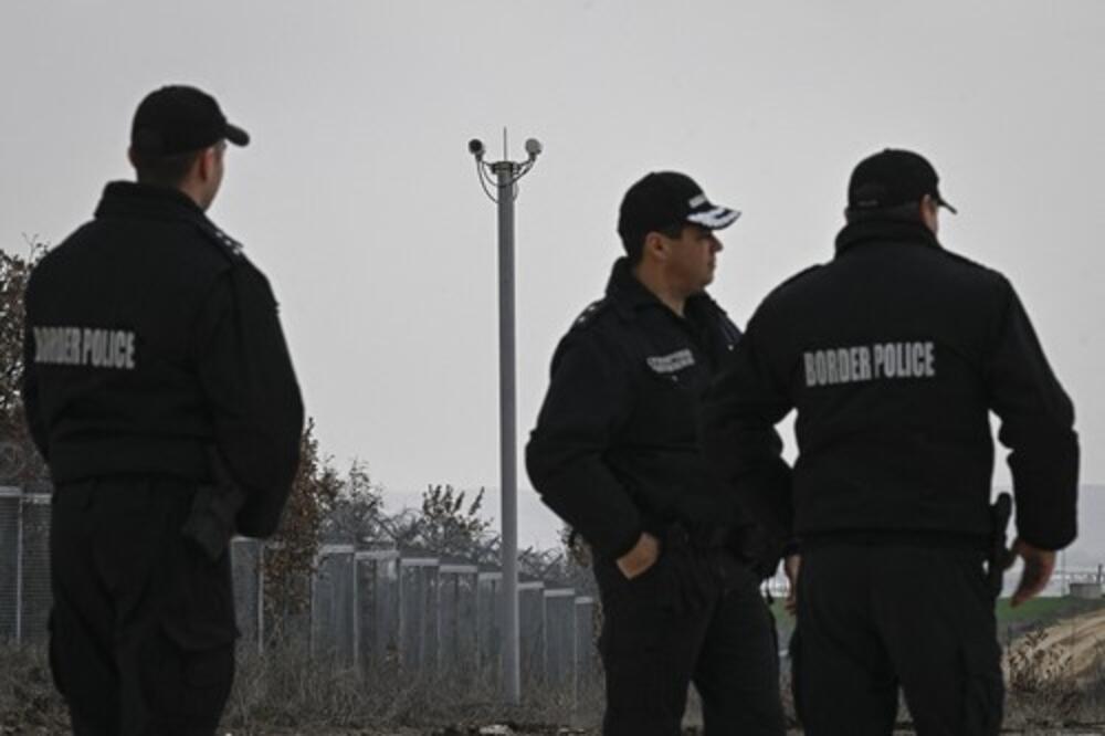 MONSTRUOZNI ZLOČIN U SELU: Mladić (25) ubio majku, sestru i tetku, pa zapalio kuću!