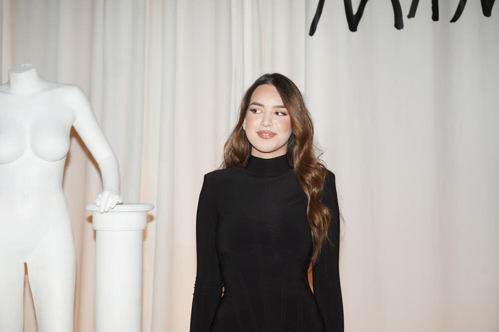 Sve oči uprte u šlic Hane Ikodinović: Natina ćerka izgleda ko boginja u haljini pripijenoj uz telo, zasenila je sve