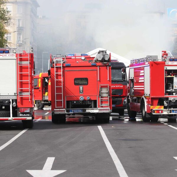 POŽAR NA KROVU GLAVNE POŠTE! Vatrogasci i Hitna pomoć na terenu, građani i zaposleni evakuisani