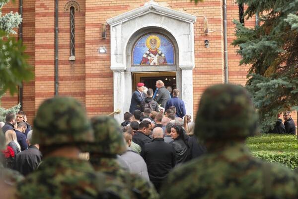 Sahrana generala Pavkovića u Aleji zaslužnih građana: Veliki broj saboraca, prijatelja i poštovalaca prisustvuje