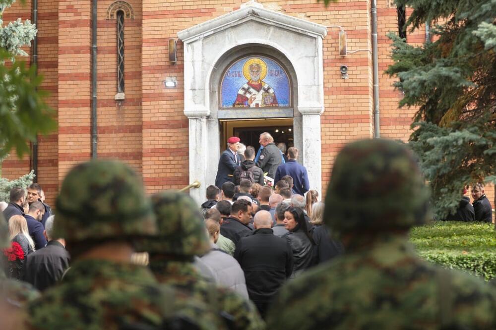 Sahrana generala Pavkovića u Aleji zaslužnih građana: Veliki broj saboraca, prijatelja i poštovalaca prisustvuje