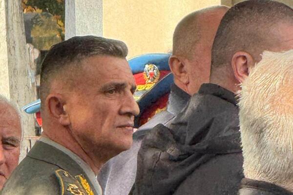 BIO OŽENJEN ĆERKOM GENERALA PAVKOVIĆA, A DANAS MU DOŠAO NA SAHRANU! Zet Suzane Mančić uhvaćen na groblju