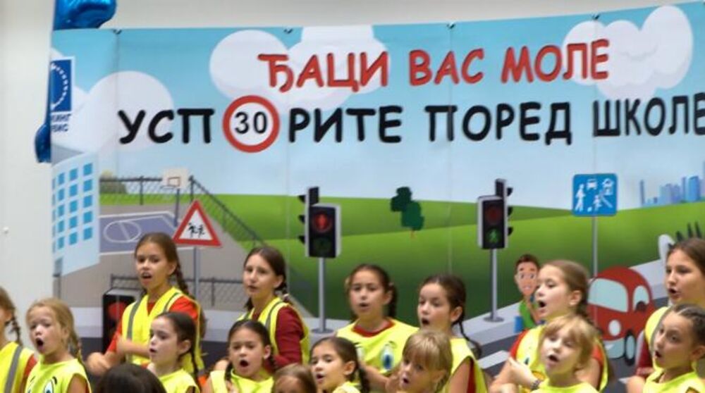 Akcija Đaci vas mole usporite pored škole namenjena prvacima, sprovodi se u svim osnovnim školama u Beogradu