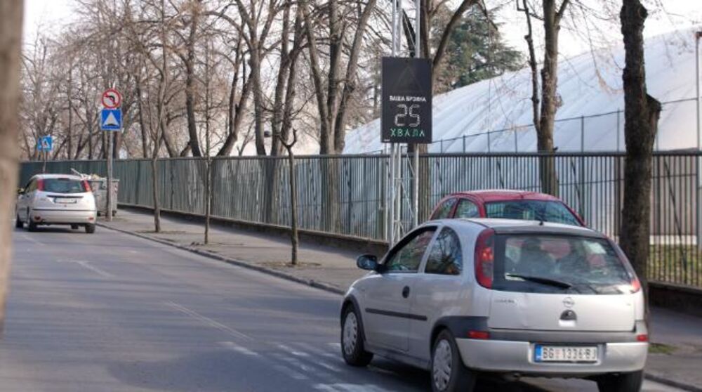 Akcija Parking servisa i Grada Beograda Đaci vas mole usporite pored škole
