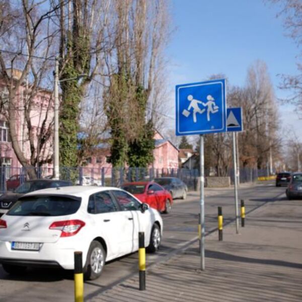 „PARKING SERVIS” I GRAD BEOGRAD ZA BEZBEDNOST ĐAKA PRVAKA: Akcija „Đaci vas mole, usporite pored škole”
