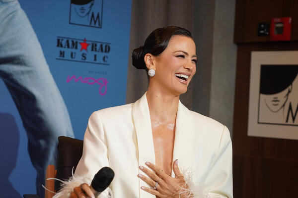 Dekolte do pupka, a za brus nije ni čula: Cela prestonica bruji o ovoj boginji, a ima i razloga, izgleda kao milion