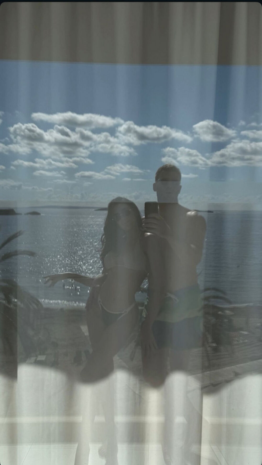 Glumac uživa sa lepom brinetom