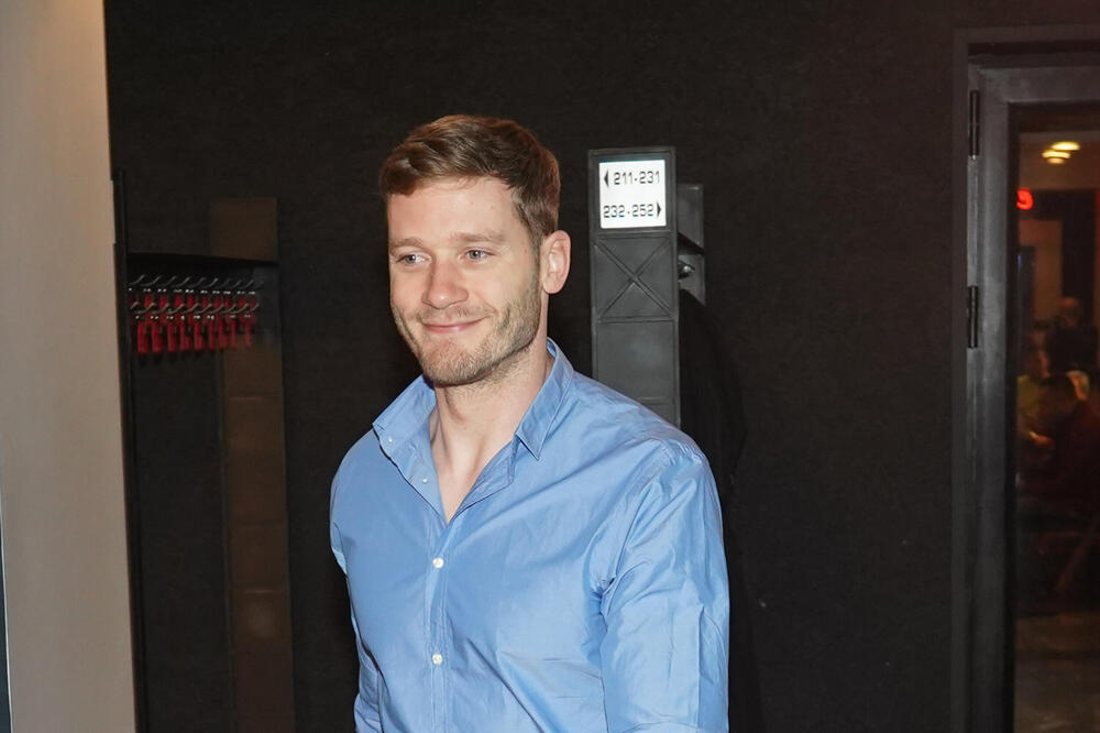 Zanemećete kada vidite kakva je mačka pored Radojičića: Stegao je oko struka i ne pušta, zavidi mu svaki Srbin