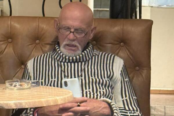 DA LI JE REALAN ČOVEK? Pogledajte šta radi usred centra Beograda - gledali ga na Hepiju, a sad na ULICI...