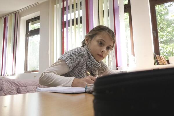 "Lepo je u školi, ali mi nedostaju drugari": Ova devojčica je jedini đak, svaki dan pešači kilometrima (FOTO)