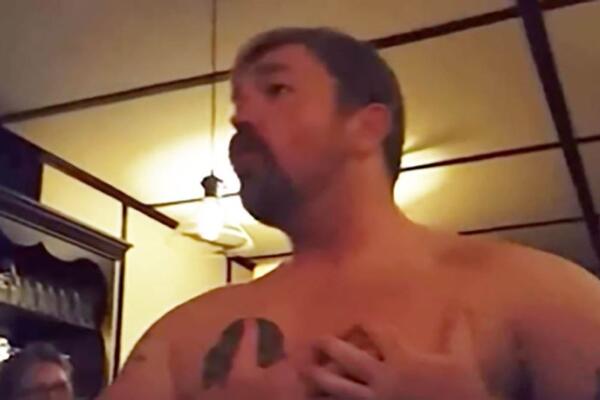 Političar istetovirao nacistički simbol u Hrvatskoj: Zaplesao u donjem vešu sa mrtvačkom glavom, SKANDALČINA! VIDEO