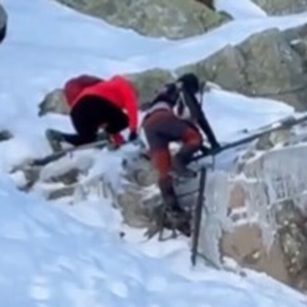 "POTPUNO SU IZGUBILI RAZUM" Bračni par razbesneo ljude širom sveta, POGLEDAJTE SAMO ŠTA RADE SA BEBOM! (VIDEO)