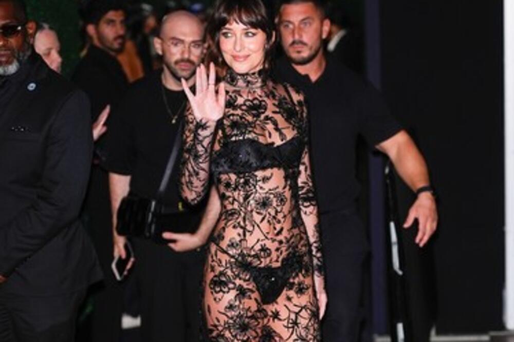 BEZ PARDONA POKAZUJE TELO NARODU I BAŠ JE BRIGA! Glumica da se OBUČE sve bi nas ŠOKIRALA - PROVOKACIJA NA MAX