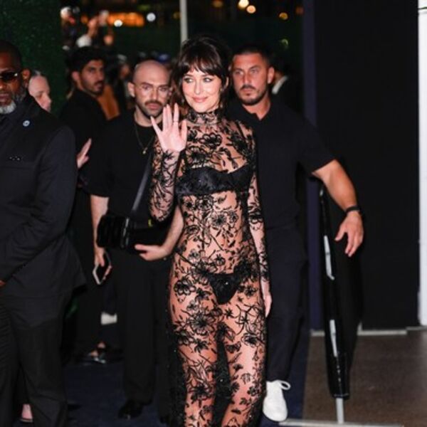 BEZ PARDONA POKAZUJE TELO NARODU I BAŠ JE BRIGA! Glumica da se OBUČE sve bi nas ŠOKIRALA - PROVOKACIJA NA MAX