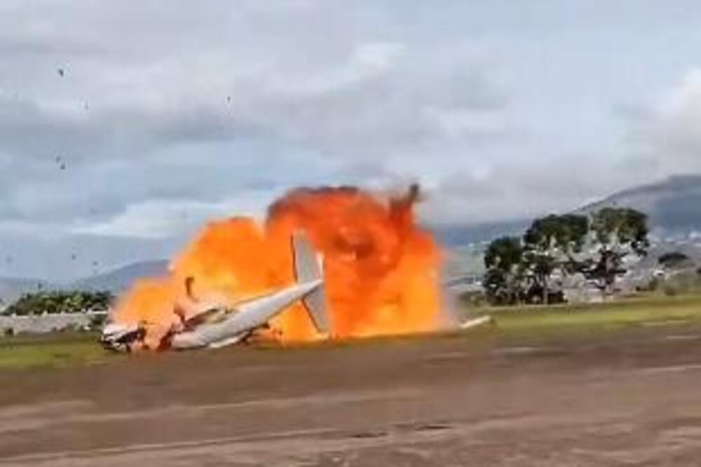AVION SAMO ŠTO JE UZLETEO, A ONDA JE BUKNUO POŽAR! Letelica se stropoštala na zemlju, pa EKSPLODIRALA, ima MRTVIH!