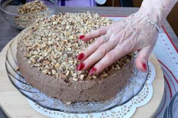 Kakvo čudo na tanjiru: Starinska torta sa orasima kojoj je nemoguće odoleti, svi će vam tražiti još jedno parče