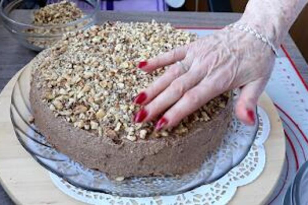 Kakvo čudo na tanjiru: Starinska torta sa orasima kojoj je nemoguće odoleti, svi će vam tražiti još jedno parče
