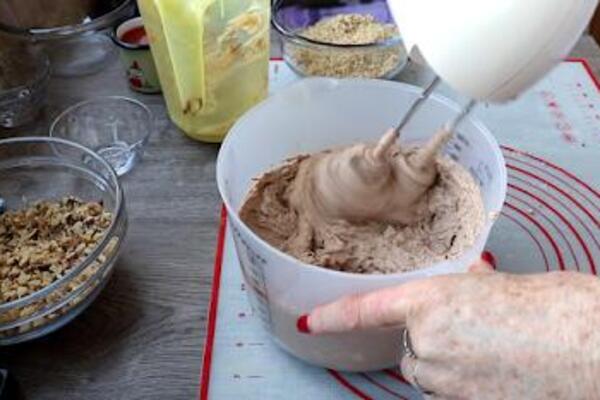 Starinski kolač za koji će vam svi tražiti recept: Jeftina poslastica koja se topi u ustima, a uspeva baš svima