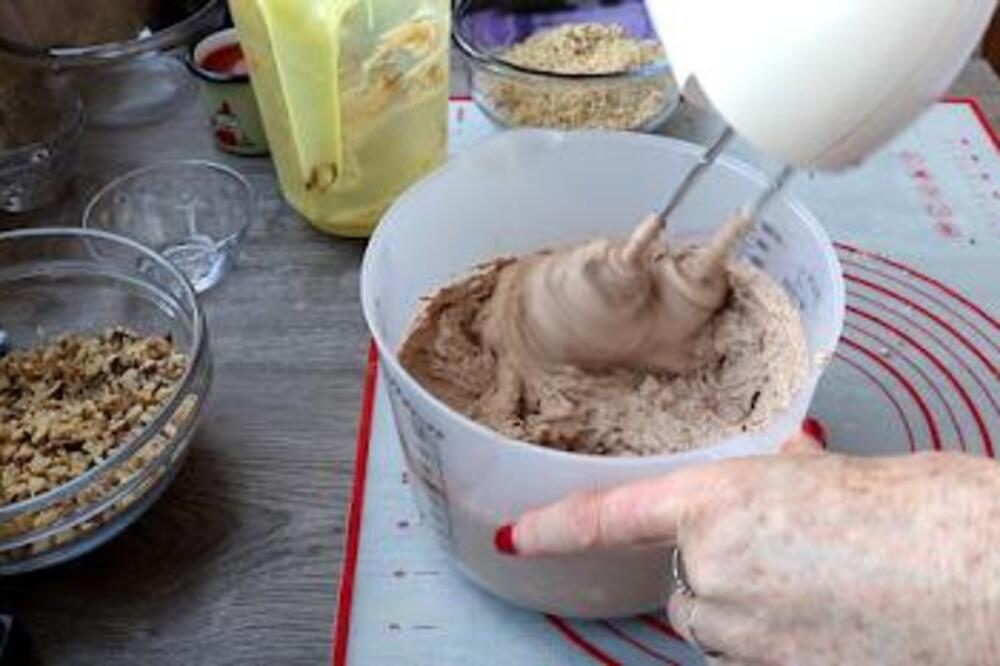 Starinski kolač za koji će vam svi tražiti recept: Jeftina poslastica koja se topi u ustima, a uspeva baš svima