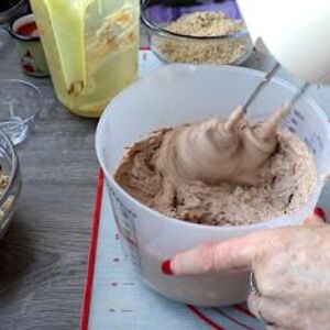 Starinski kolač za koji će vam svi tražiti recept: Jeftina poslastica koja se topi u ustima, a uspeva baš svima