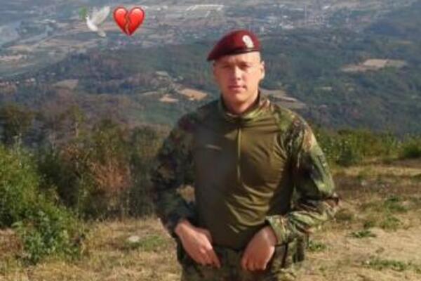 Neka mu padobranska krila zauvek nose dušu ka nebu: Veterani 63. padobranske se oprostili od mladog srpskog vojnika
