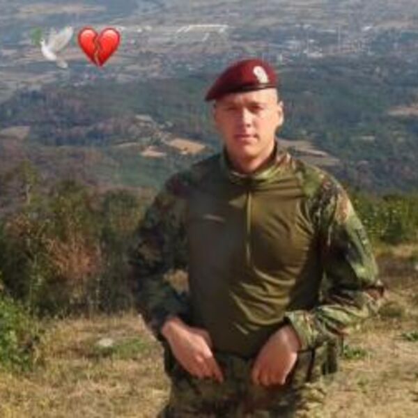 Neka mu padobranska krila zauvek nose dušu ka nebu: Veterani 63. padobranske se oprostili od mladog srpskog vojnika