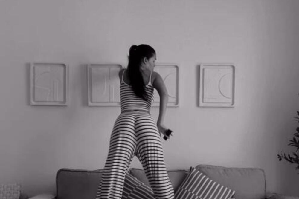 IZAŠAO KUĆNI SNIMAK MALE DŽEHVE! Snimila se OTPOZADI, pa se u zanosu POPELA I NA...