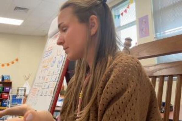 Snimak učiteljice najmlađih preplavio mreže: Mnoge zbunilo njeno ponašanje, a onda su shvatili šta se dogodilo