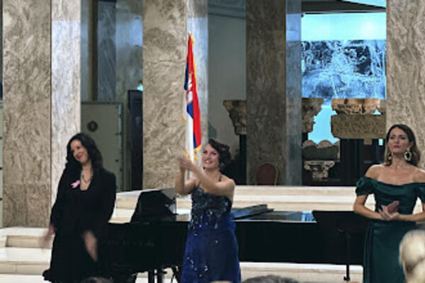 VEČE HRABROSTI I EMOCIJA U NARODNOM MUZEJU: Ružičasti koncert dirnuo Beograd do suza