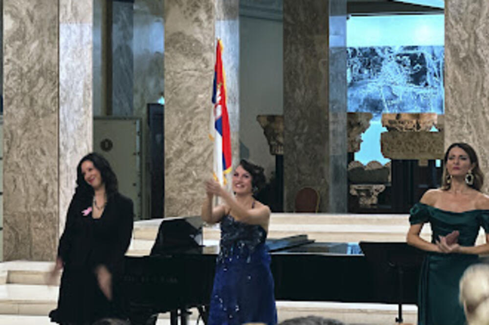 VEČE HRABROSTI I EMOCIJA U NARODNOM MUZEJU: Ružičasti koncert dirnuo Beograd do suza